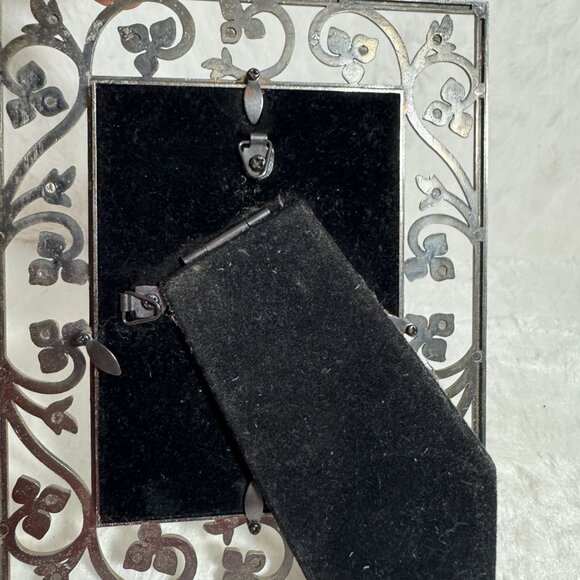 Martha Stewart 3.5" X 5" Silver Metal Photo Frame With Floral Vine Design - Picture 5 of 6
